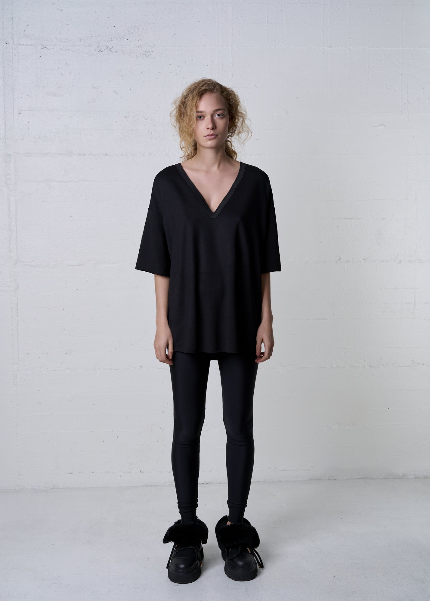 MODAL V-NECK SHORT SLEEVE SHIRT BLACK