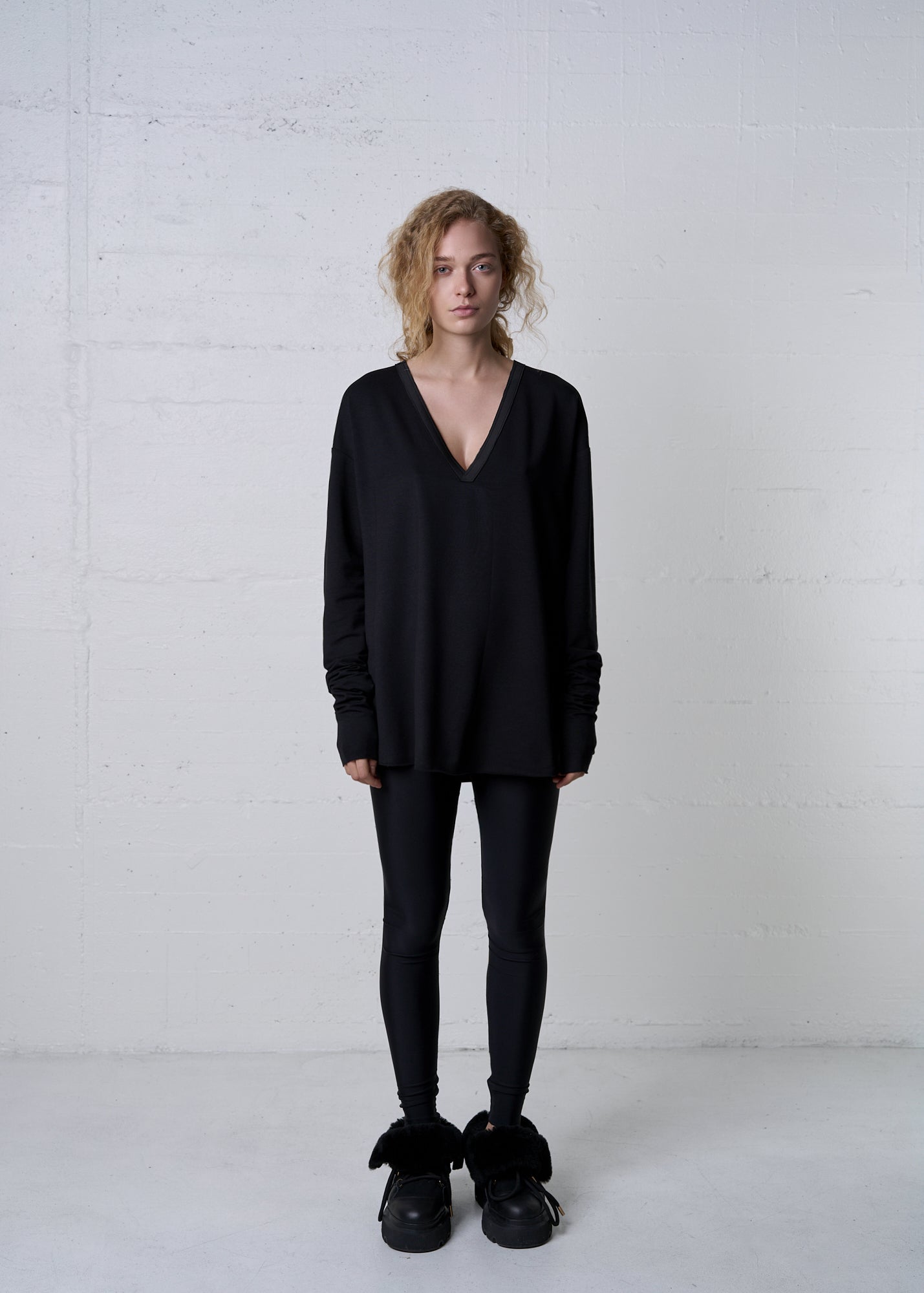 MODAL V-NECK LONG SLEEVE SHIRT BLACK